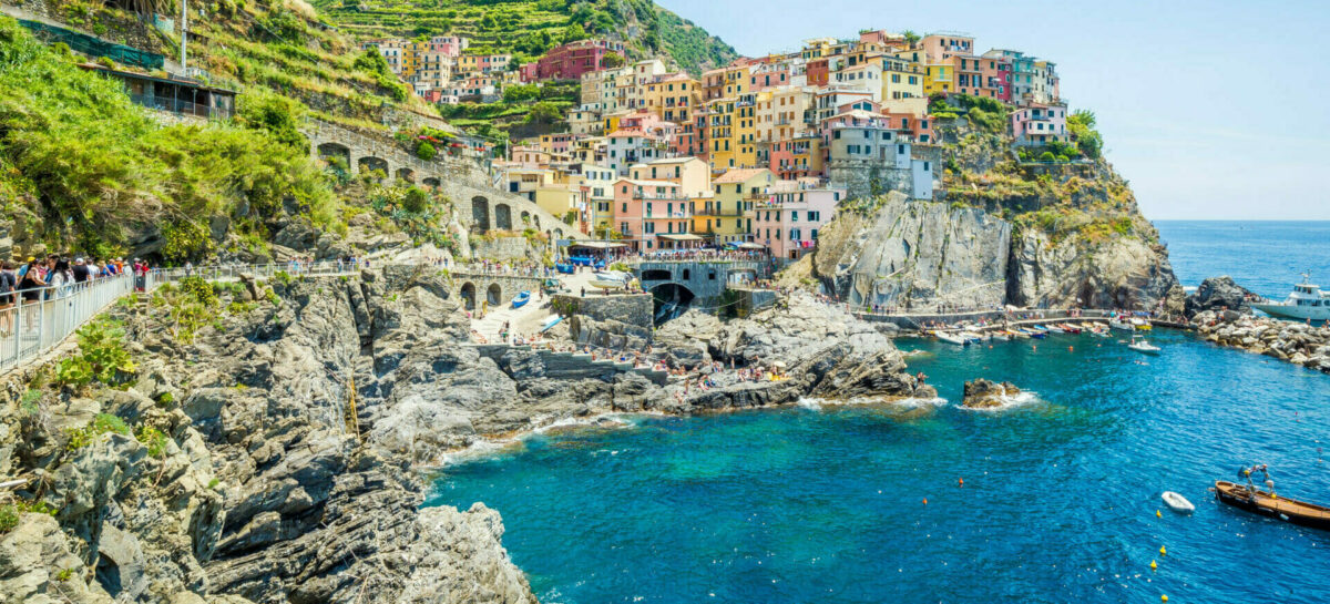 Overtourism, Cinque Terre: 5 euro per la Via dell’Amore, bagarre tra i sindaci