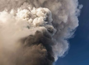 Incendio Catania, turismo in fumo. «Voli dirottati su Sigonella»