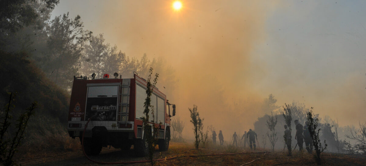 Incendi a Rodi, vacanze gratis per i turisti evacuati