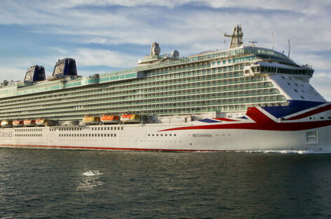 Maltempo in Spagna, scontro in porto tra nave da crociera e petroliera