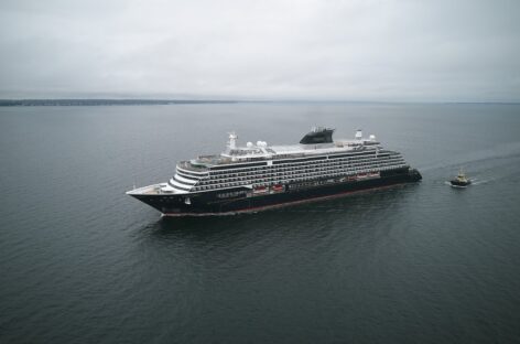 La nave Explora I salpa per il viaggio inaugurale