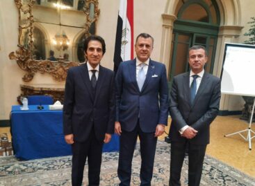 L’Egitto conferma 160 voli charter: «Lavoriamo per la pace»