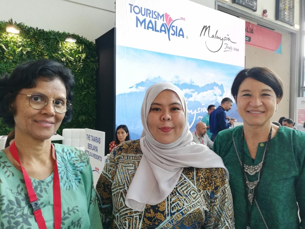 Tourism Malaysia a TTG: al centro Nor Azura Binti Polit, deputy director Tourism Malaysia Paris, a destra Vincenza Andreini, Marketing e PR Representative Italy