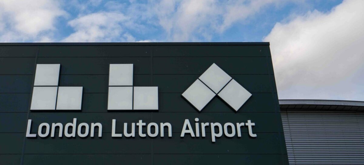 Blackout negli aeroporti Uk: ritardi e cancellazioni