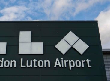 Blackout negli aeroporti Uk: ritardi e cancellazioni