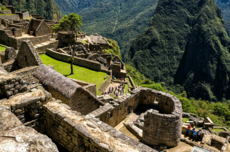 Perù, chiusi ai turisti tre settori di Machu Picchu