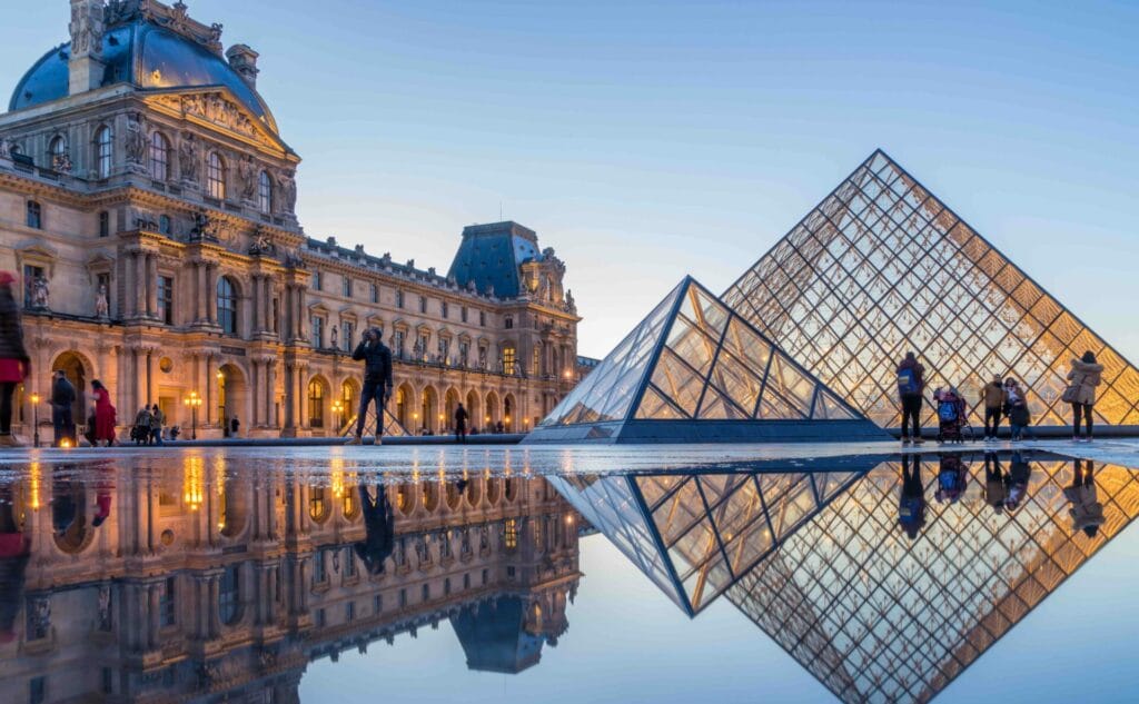 parigi louvre francia_archivio
