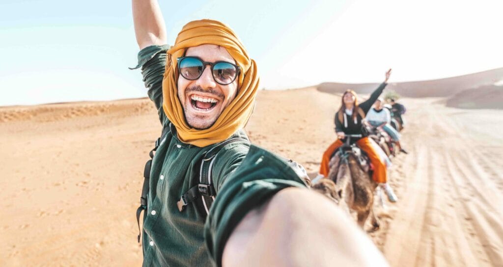 viaggi di gruppo deserto giovani turisti outgoing cammello dromedario