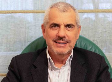 Mappamondo marcia spedito verso i 50 anni