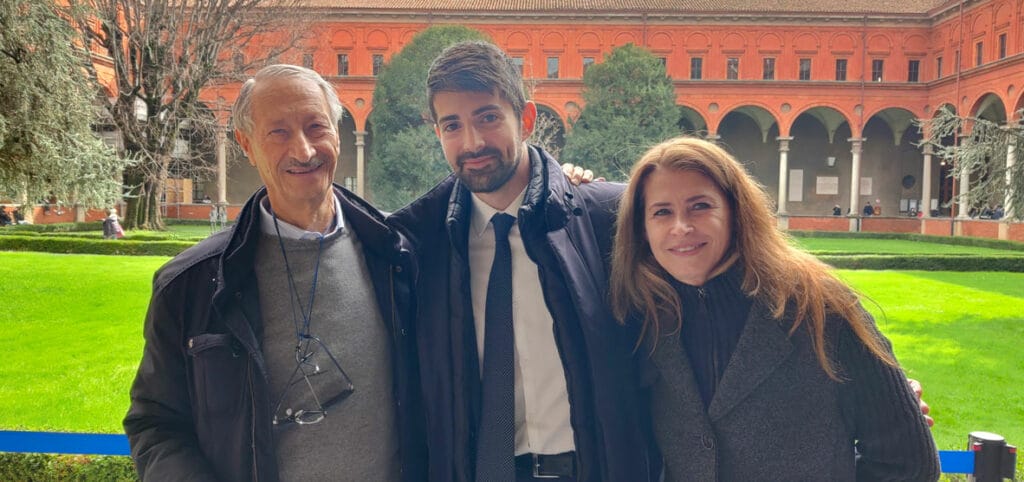 Il papà Franco e la sorella di Gianluca, Monica Andolfi, con il vincitore della borsa di studio Andrea De Pietro