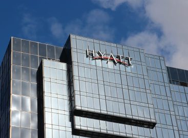 Il caso Epstein travolge Hyatt: <br>si dimette il presidente