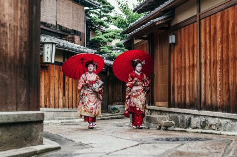 Giappone: chiusa la via delle geishe a Kyoto, ticket per il Monte Fuji