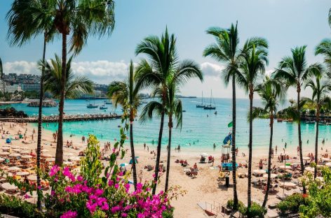 Canarie, 60.000 in piazza contro il turismo di massa