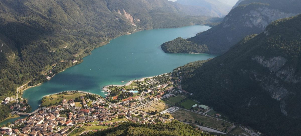 Trentino contro il turismo di massa: accessi limitati al lago di Molveno nel 2025