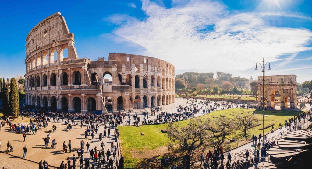 colosseo roma incoming italia overtourism folla da adobe