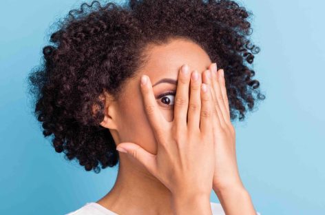 Gen Z preda della notriphobia, paura di non aver prenotato la vacanza