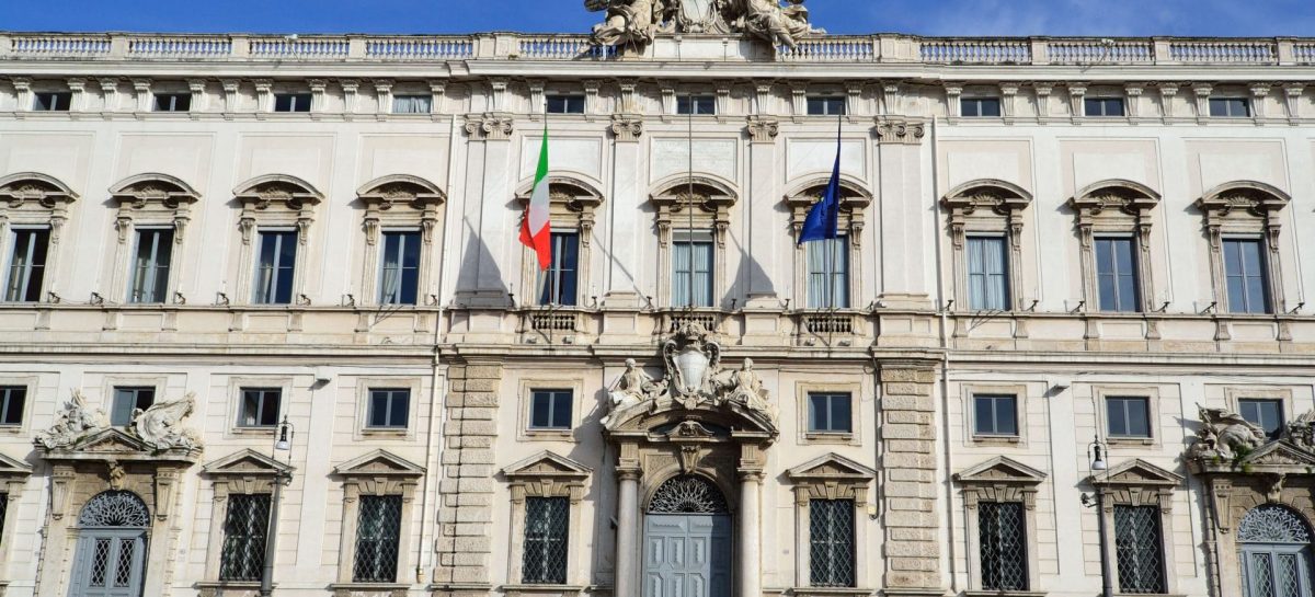 Balneari, la Consulta: “Obbligo di regolarità fiscale per i bandi”