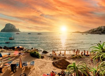 Ibiza anti overtourism: chiude ai turisti l’iconica Mirador d’es Vedrà