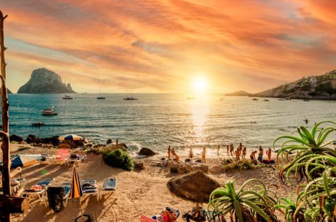 Ibiza anti overtourism: chiude ai turisti l’iconica Mirador d’es Vedrà