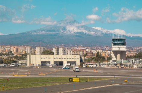 Etna in eruzione, chiuso l’aeroporto di Catania