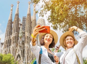 Barcellona insorge contro l’overtourism con le pistole ad acqua
