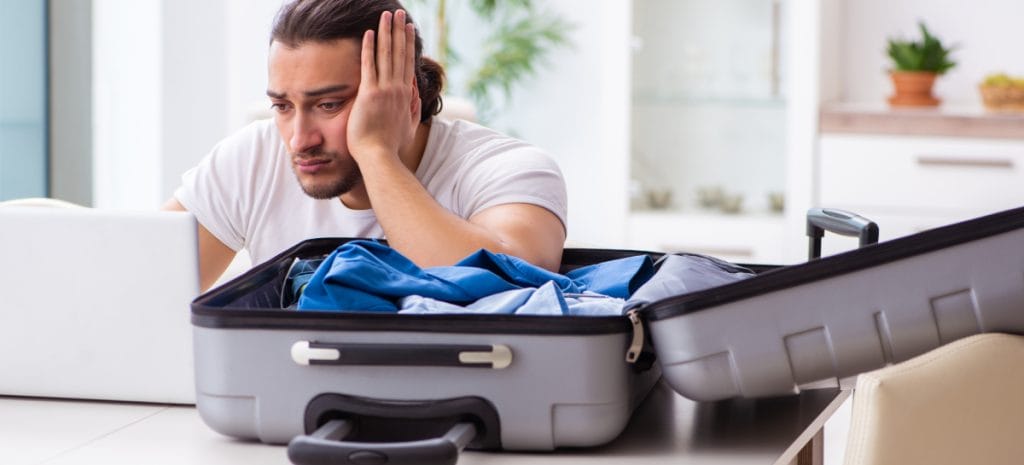 Viaggiatore fai da te stanco_adobe