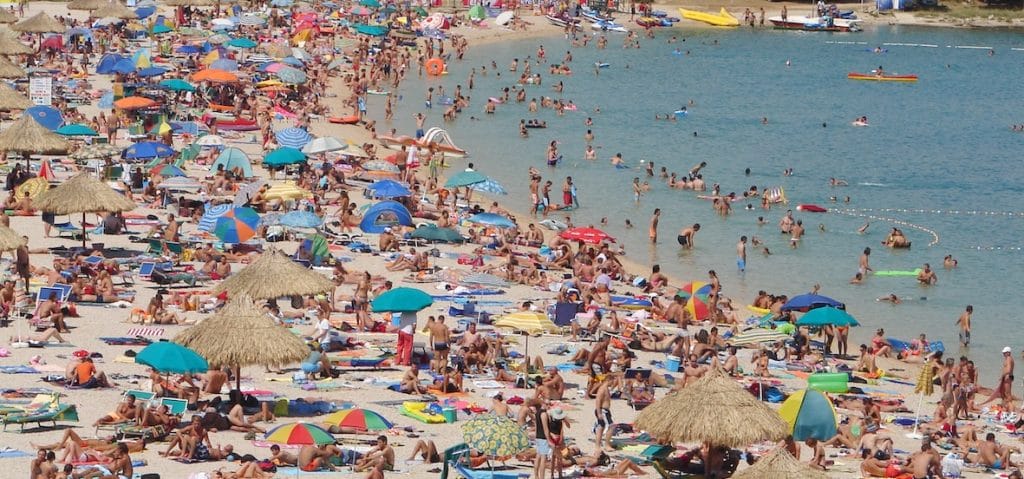 folla in spiaggia adobe