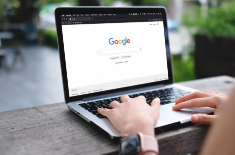 L’Ue bacchetta Google: “Viola il Digital Market Act“