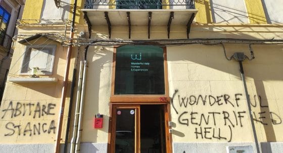 Affitti brevi, gestori e governo contro i vandali