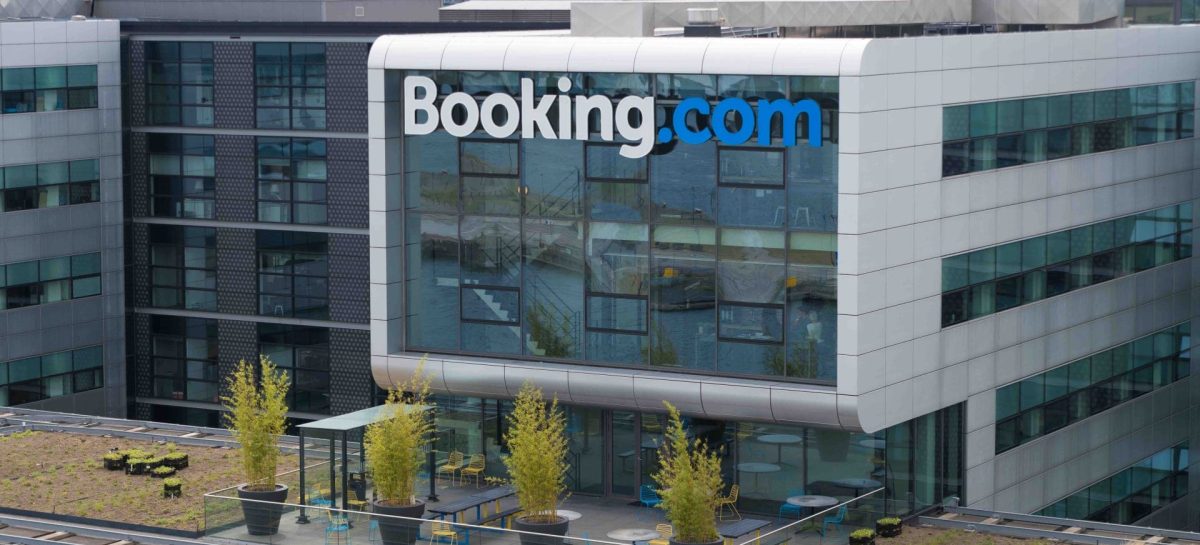 Booking, conti sopra le attese. Ma c’è lo spettro dazi