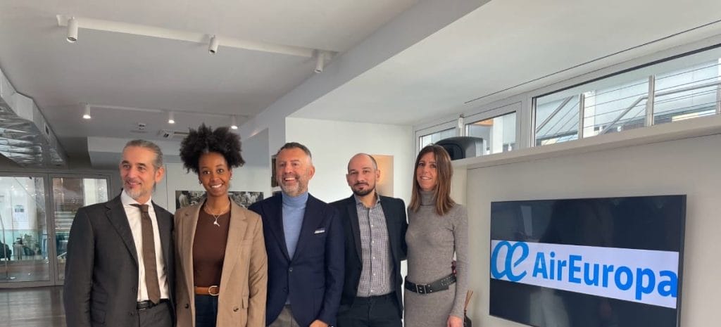 Renato Scaffidi con lo staff di Air Europa foto creditladv