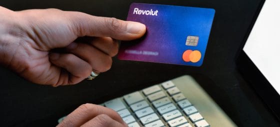 Arrembaggio Revolut sulle agenzie di viaggi