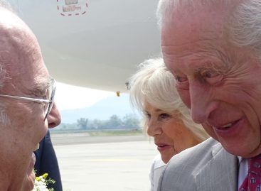 Re Carlo e Camilla in Italia: l’arrivo all’aeroporto di Forlì – LE IMMAGINI