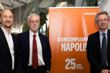 easyJet, nozze d’argento a Napoli