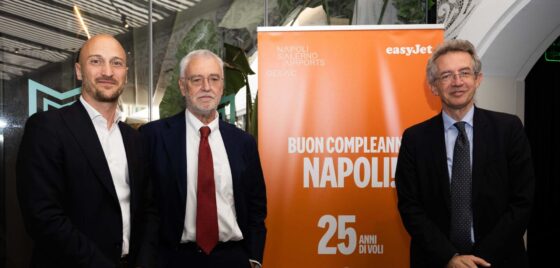 easyJet, nozze d’argento a Napoli