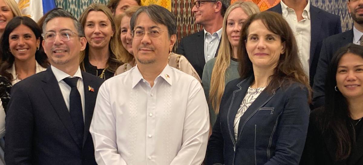 Nella foto da sinistra: Dask Fernandez Gonzales, direttore del Dipartimento per l'Europa Centrale e dell'Est, l'Ambasciatore a Roma Nathaniel Imperial e la sales manager di China Airlines Adriana Bacchini_creditladv