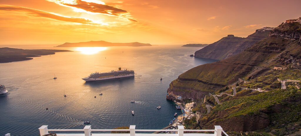 Grecia_Santorini_crociera_ adobe stock