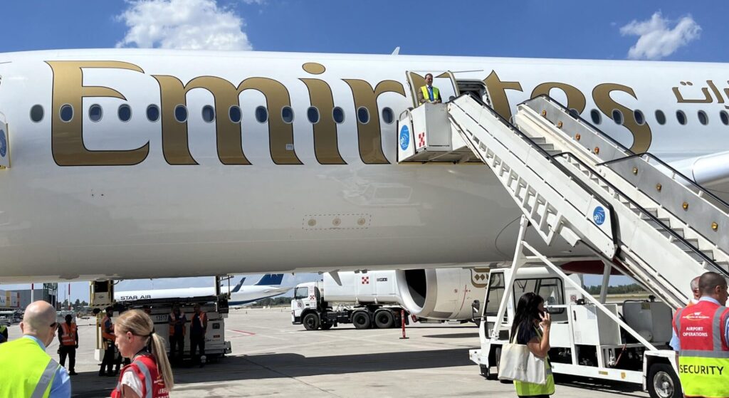 A350 Emirates Credit Ladv