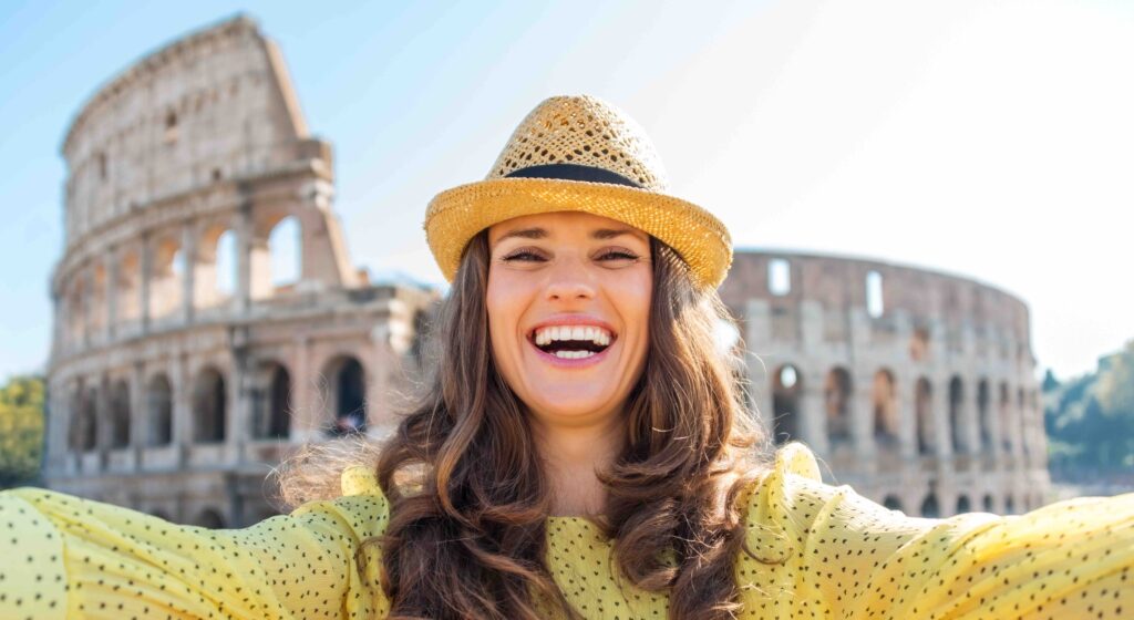 turista colosseo italia sorriso felicità roma incoming adobe
