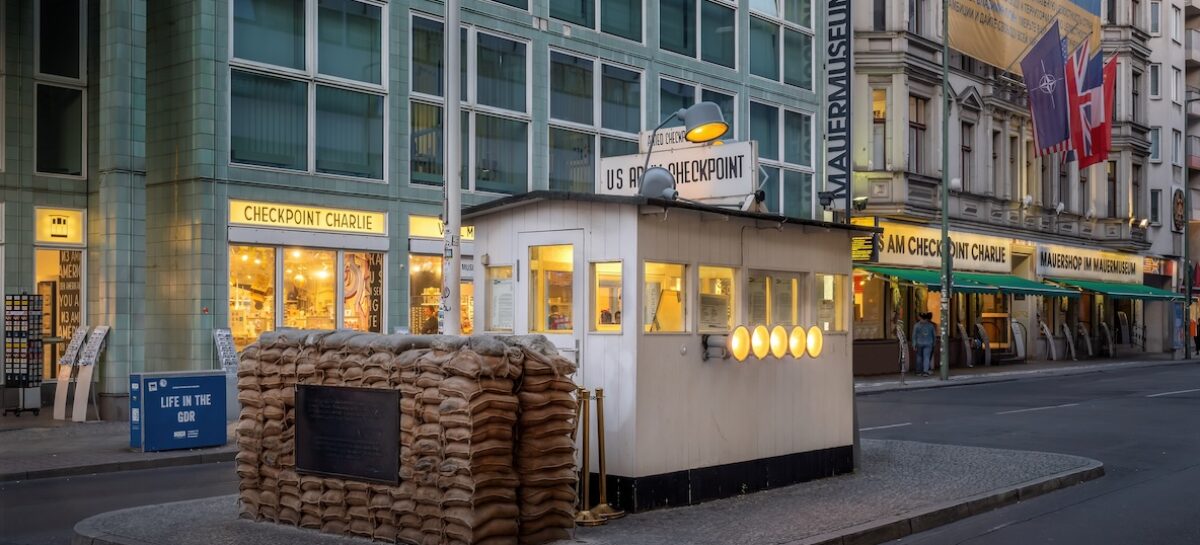 Berlino, lo storico Checkpoint Charlie diventa luogo della memoria
