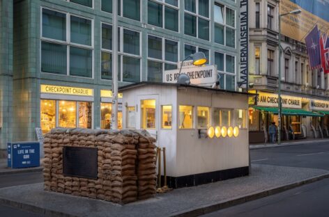 Berlino, lo storico Checkpoint Charlie diventa luogo della memoria