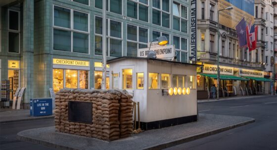 Berlino, lo storico Checkpoint Charlie diventa luogo della memoria