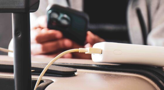 Emirates vieterà da ottobre le power bank a bordo