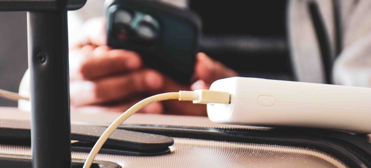 Emirates vieterà da ottobre le power bank a bordo