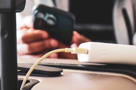 Emirates vieterà da ottobre le power bank a bordo