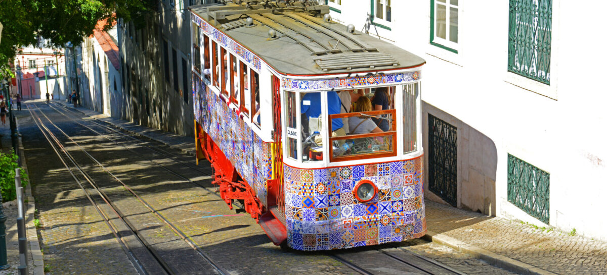 Deraglia la funicolare-simbolo di Lisbona: morti e feriti, Portogallo in lutto