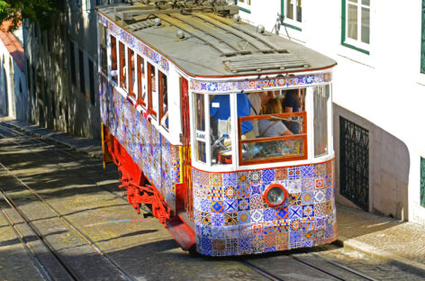 Deraglia la funicolare-simbolo di Lisbona: morti e feriti, Portogallo in lutto