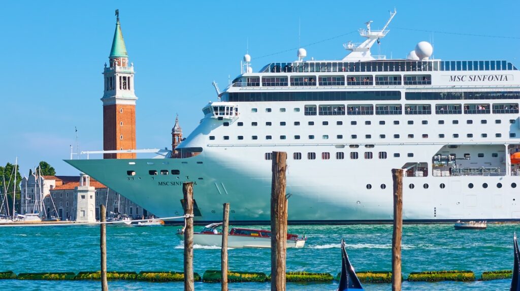 Grandi navi a Venezia adobe