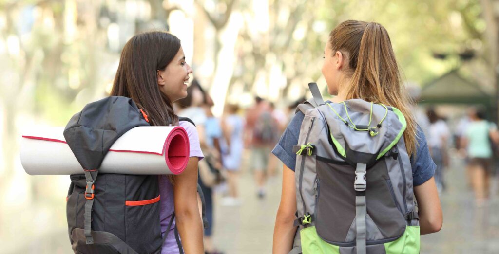 giovani viaggiatori zaino backpackers globetrotter adobe