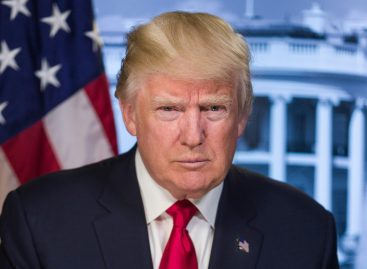 Trump vuole il suo nome su stazioni e aeroporti